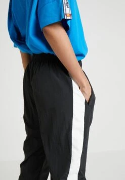 URBAN CLASSICS Ladies Striped Crinkle Pants - Trainingsbroek - Black/White 11 URBAN CLASSICS Ladies Striped Crinkle Pants - Trainingsbroek - Black/White -Urban Classics 068aa74517d149c48845bec0a41a18cf