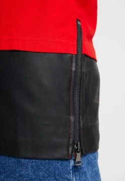 URBAN CLASSICS T-Shirt Basic - Red/Black -Urban Classics 2b2bb80aad0e4077a3f5b14f5e3426ab