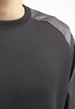 URBAN CLASSICS Raglan Leather Imitation Crew - Sweater - Black -Urban Classics 362398210a3d4f088cee1eb408c3fe74