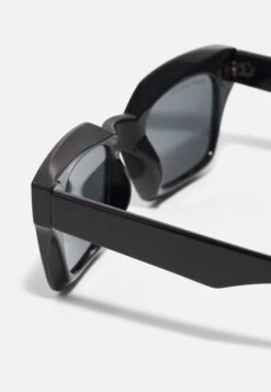 URBAN CLASSICS Poros With Chain Unisex - Zonnebril - Black -Urban Classics 601b3c93676a4efaa782a8d842b16e73