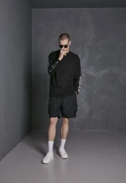 URBAN CLASSICS Nylon Cargo Shorts - Shorts - Black -Urban Classics 6b7e3b031ad043268f844ed527bc253e