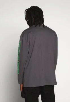 URBAN CLASSICS Neon Logo Boxy Pocket - Longsleeve - Darkshadow 11 URBAN CLASSICS Neon Logo Boxy Pocket - Longsleeve - Darkshadow -Urban Classics 6c6a1df33f7f4cd0ae2c6e42d40375f2