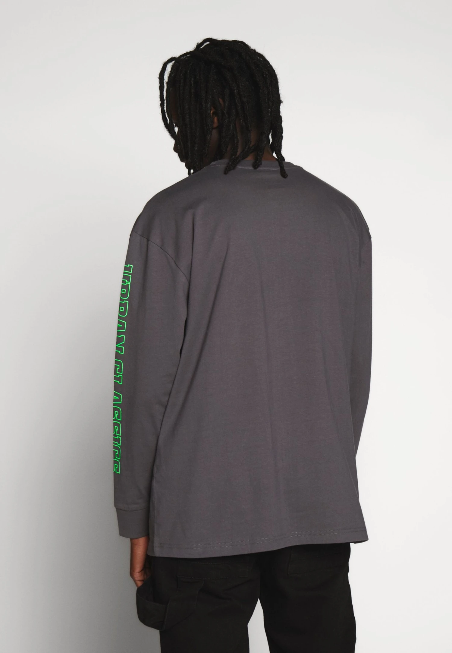 URBAN CLASSICS Neon Logo Boxy Pocket - Longsleeve - Darkshadow 5 URBAN CLASSICS Neon Logo Boxy Pocket - Longsleeve - Darkshadow - Afbeelding 3