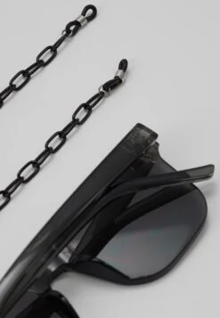 URBAN CLASSICS Chain Sunglasses - Zonnebril - Black 9 URBAN CLASSICS Chain Sunglasses - Zonnebril - Black -Urban Classics 72fc1003fa6845cdb0c45b45869766c0