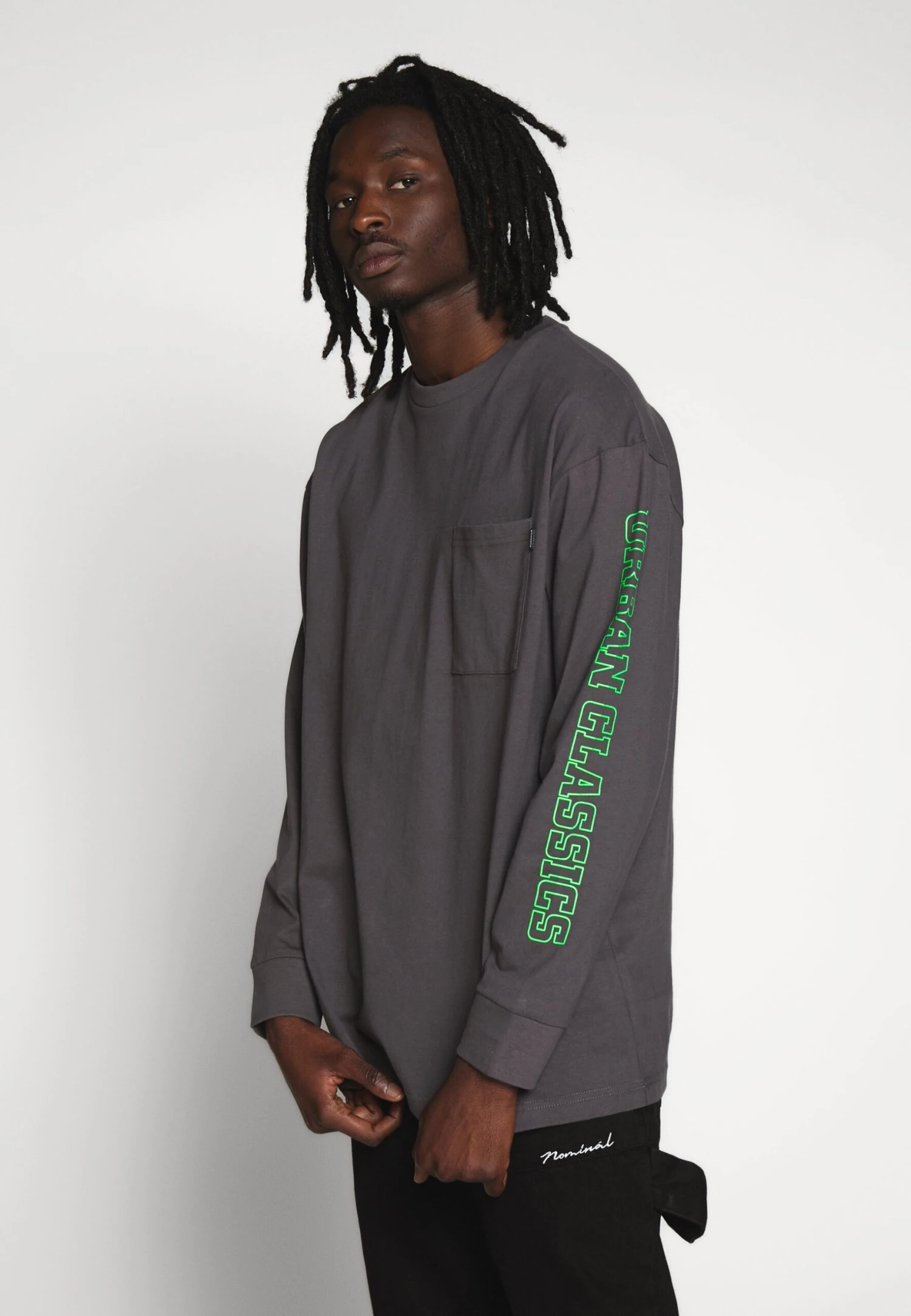 URBAN CLASSICS Neon Logo Boxy Pocket - Longsleeve - Darkshadow 3 URBAN CLASSICS Neon Logo Boxy Pocket - Longsleeve - Darkshadow
