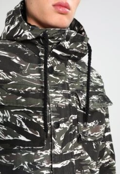 URBAN CLASSICS Army Tiger Camo - Windjack - Olive/Black/White -Urban Classics 7ad4f39dc1944622bb0a827c4909f3e4