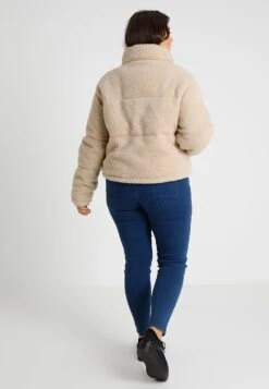 Ladies Boxy Sherpa Puffer Jacket - Winterjas - Darksand 10 Ladies Boxy Sherpa Puffer Jacket - Winterjas - Darksand -Urban Classics 9381bb0b96184dd28645cf9ba341b913