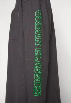 URBAN CLASSICS Neon Logo Boxy Pocket - Longsleeve - Darkshadow 13 URBAN CLASSICS Neon Logo Boxy Pocket - Longsleeve - Darkshadow -Urban Classics 96b08576c6294217b89d87ade7d89de9