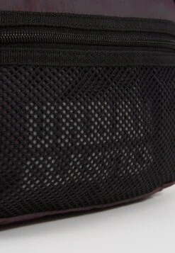 URBAN CLASSICS Chest Bag - Heuptas - Redwine -Urban Classics bc39019f5ee844ad91b4e228a8f9a1ff