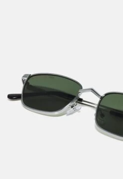 URBAN CLASSICS Sunglasses Kalymnos With Chain Unisex - Zonnebril - Silver-Coloured/Green -Urban Classics d3c6c8a06889463995573f2e7d0da6cf