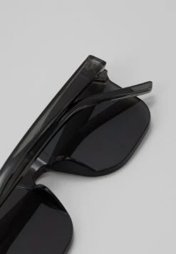 URBAN CLASSICS Chain Sunglasses - Zonnebril - Black 8 URBAN CLASSICS Chain Sunglasses - Zonnebril - Black -Urban Classics d51b61bbafe14d85b1adcbbb56370fc6