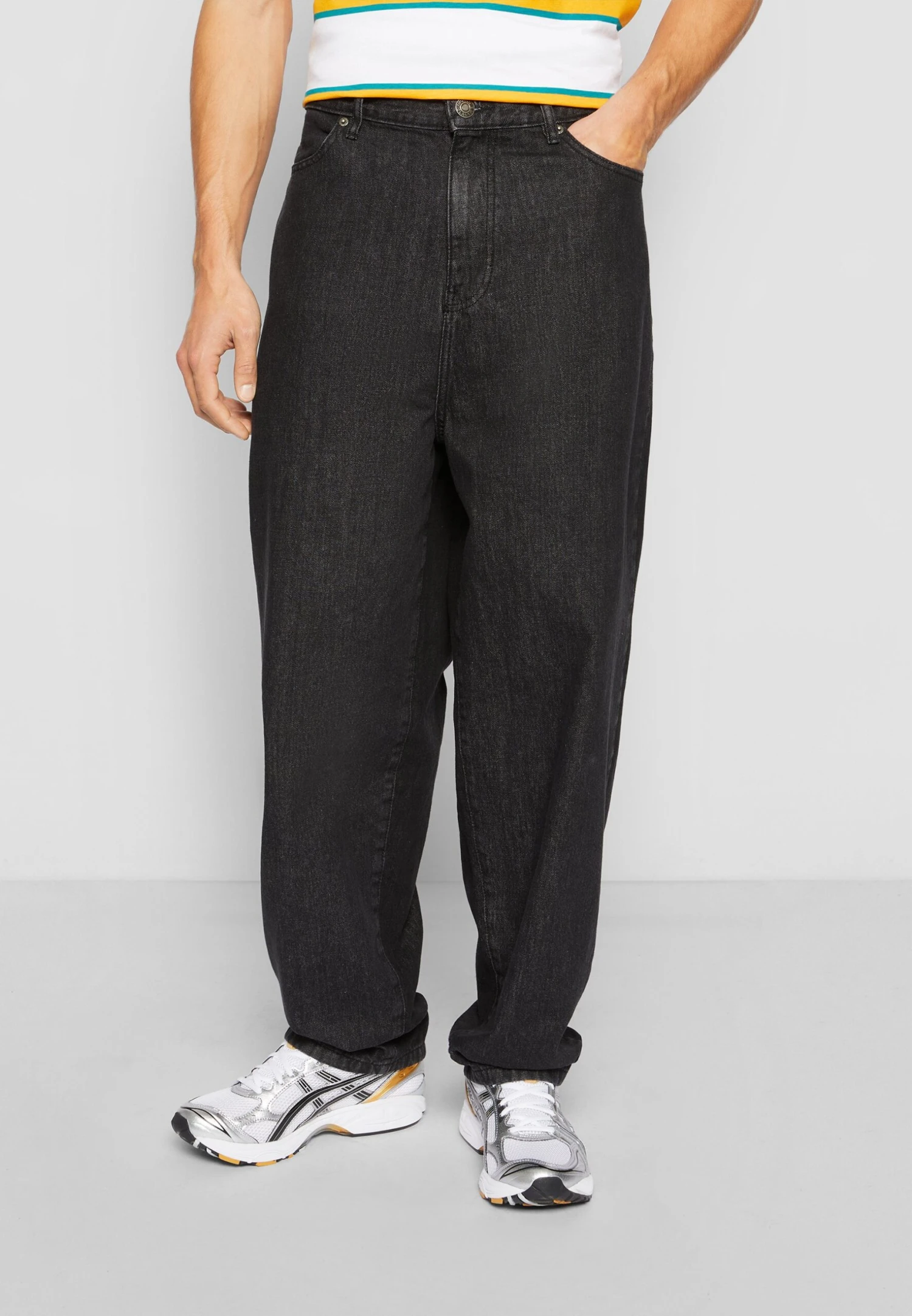 URBAN CLASSICS Relaxed Fit Jeans - Black Acid Washed 3 URBAN CLASSICS Relaxed Fit Jeans - Black Acid Washed