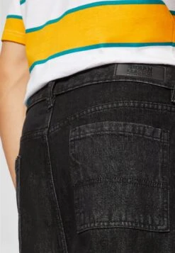 URBAN CLASSICS Relaxed Fit Jeans - Black Acid Washed 20 URBAN CLASSICS Relaxed Fit Jeans - Black Acid Washed -Urban Classics f412becc53c845b7b669c0a54c4fc03d